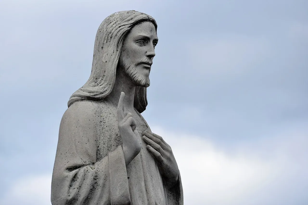 Kamienna rzeźba Jezusa z podniesionym palcem, jakby wygłaszał homilię. Co to jest homilia? To kazanie wygłaszane podczas mszy.