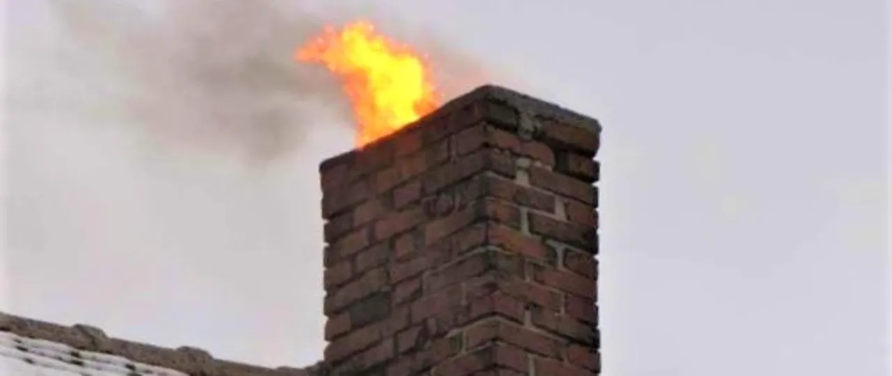 Płomienie wydobywające się z ceglanego komina. Czy iskry z komina to normalne?