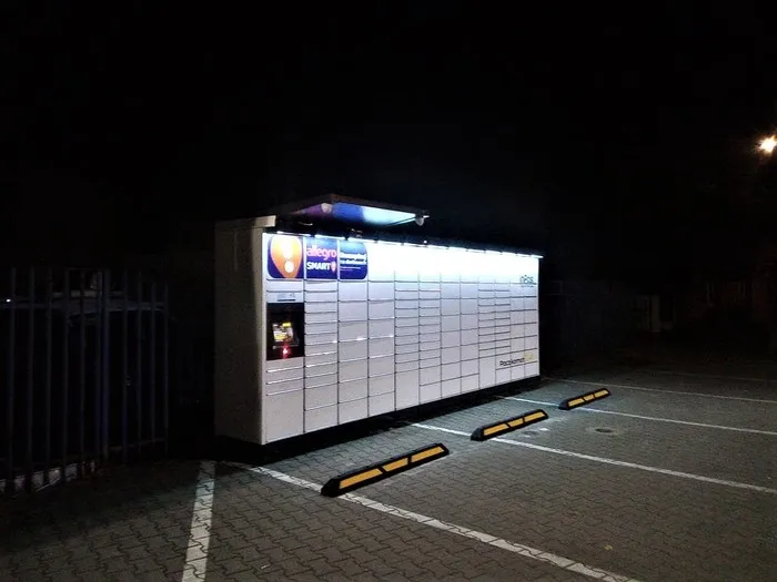 paczkomat inpost nocą
