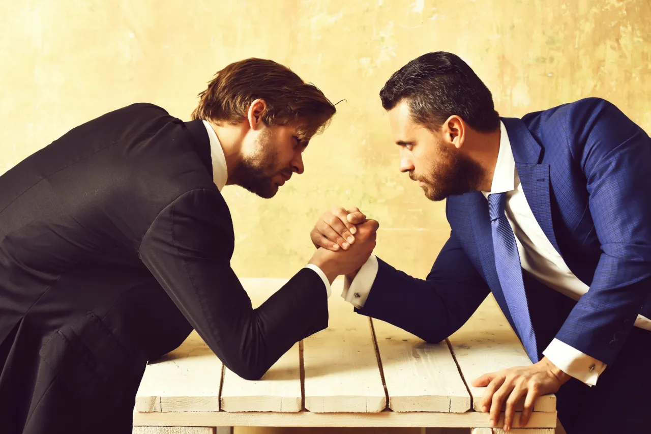 dwie osoby w trakcie negocjacji biznesowych w biurze