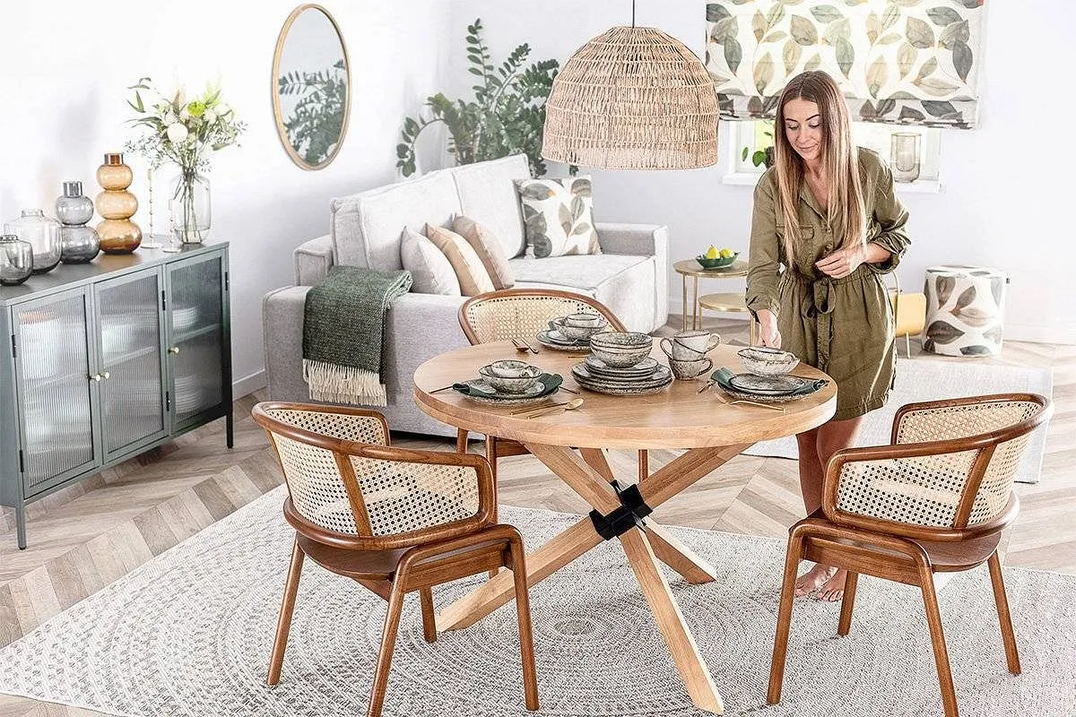 Różne materiały krzeseł: welur, drewno, rattan, metal