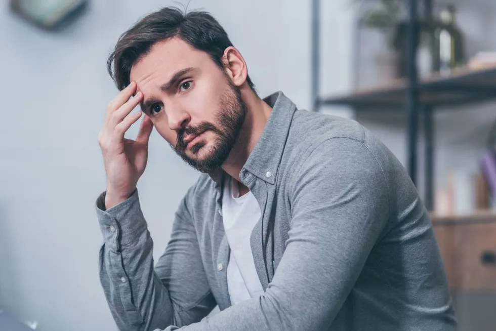 Mężczyzna zastanawiający się nad relacją