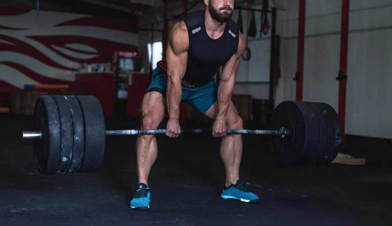 Osoba ćwicząca z lekkim b&oacute;lem mięśni