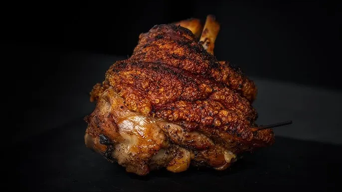 apetyczna golonka pieczona z chrupiącą sk&oacute;rką na drewnianym talerzu