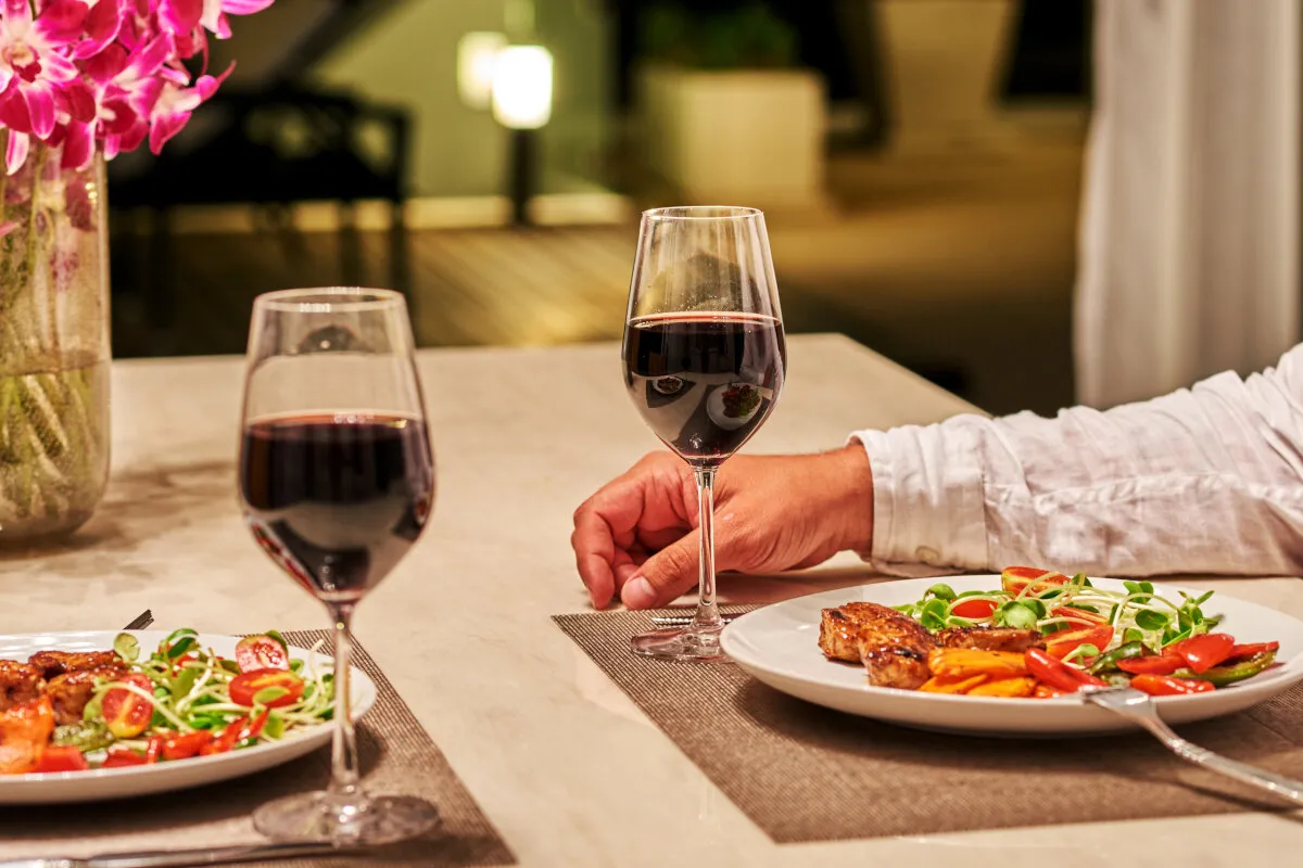 Romantyczna kolacja w domu: grillowane mięso, sałatka i wino. Idealny pomysł na to, co ugotować.