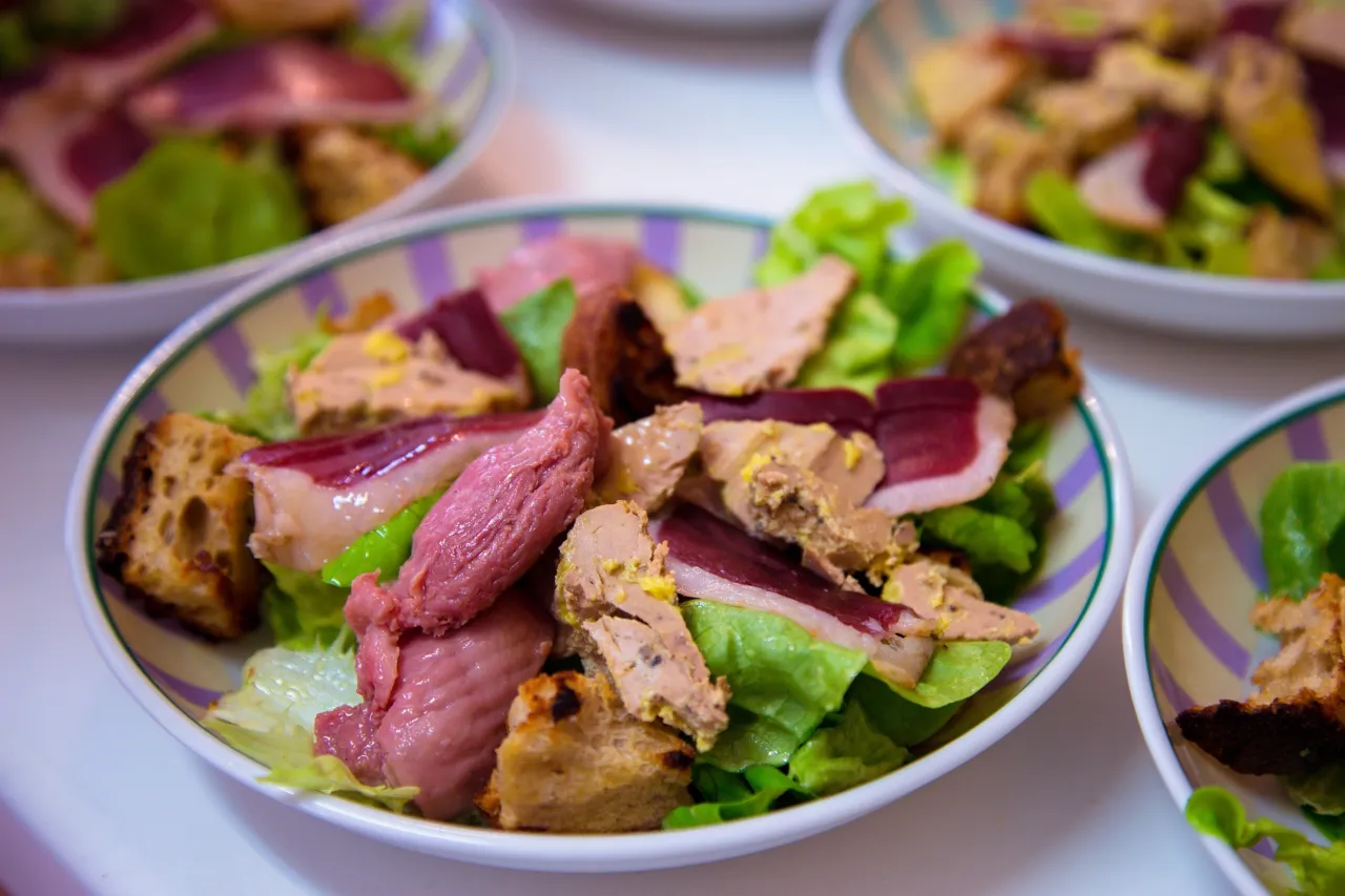Salade périgourdine avec gésiers confits, magret et noix