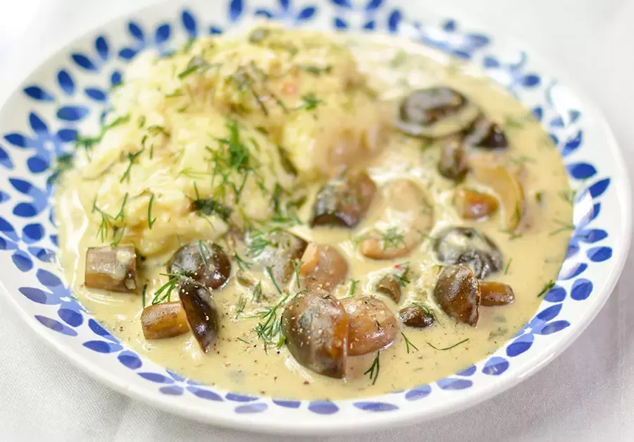 sos grzybowy ze świeżych grzyb&oacute;w leśnych na talerzu