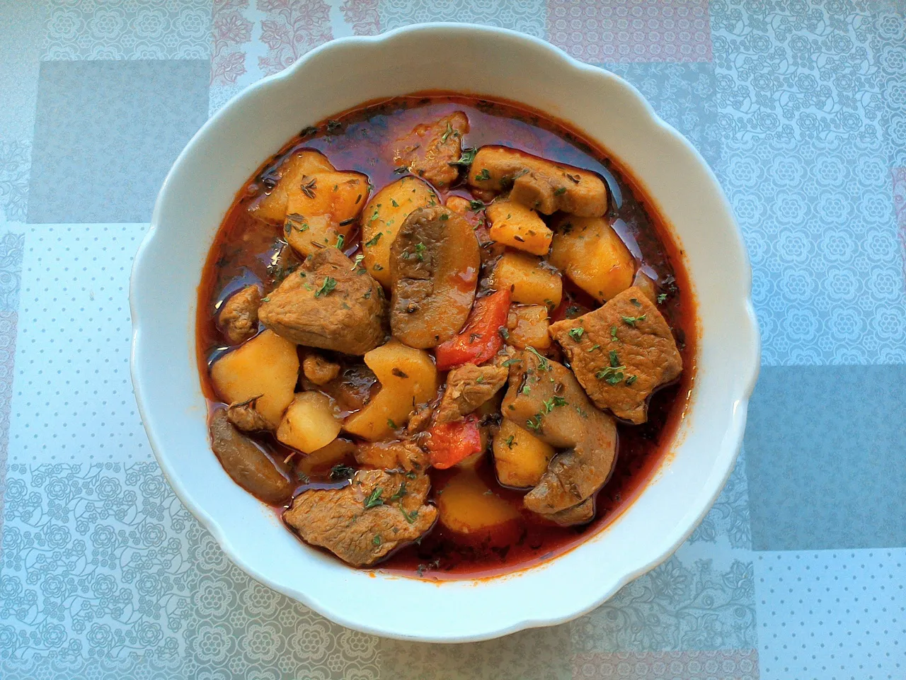 Zupa gulaszowa z pieczarkami i kluseczkami