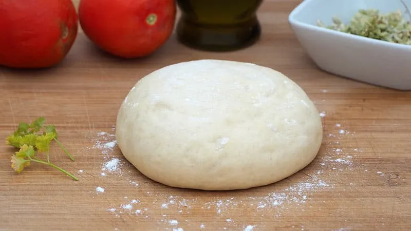 Ingredientes para masa de pizza casera sobre una encimera de cocina
