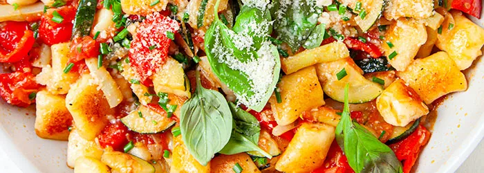 wegetariańskie kopytka z warzywami