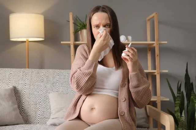 kobieta w ciąży z alergią katar