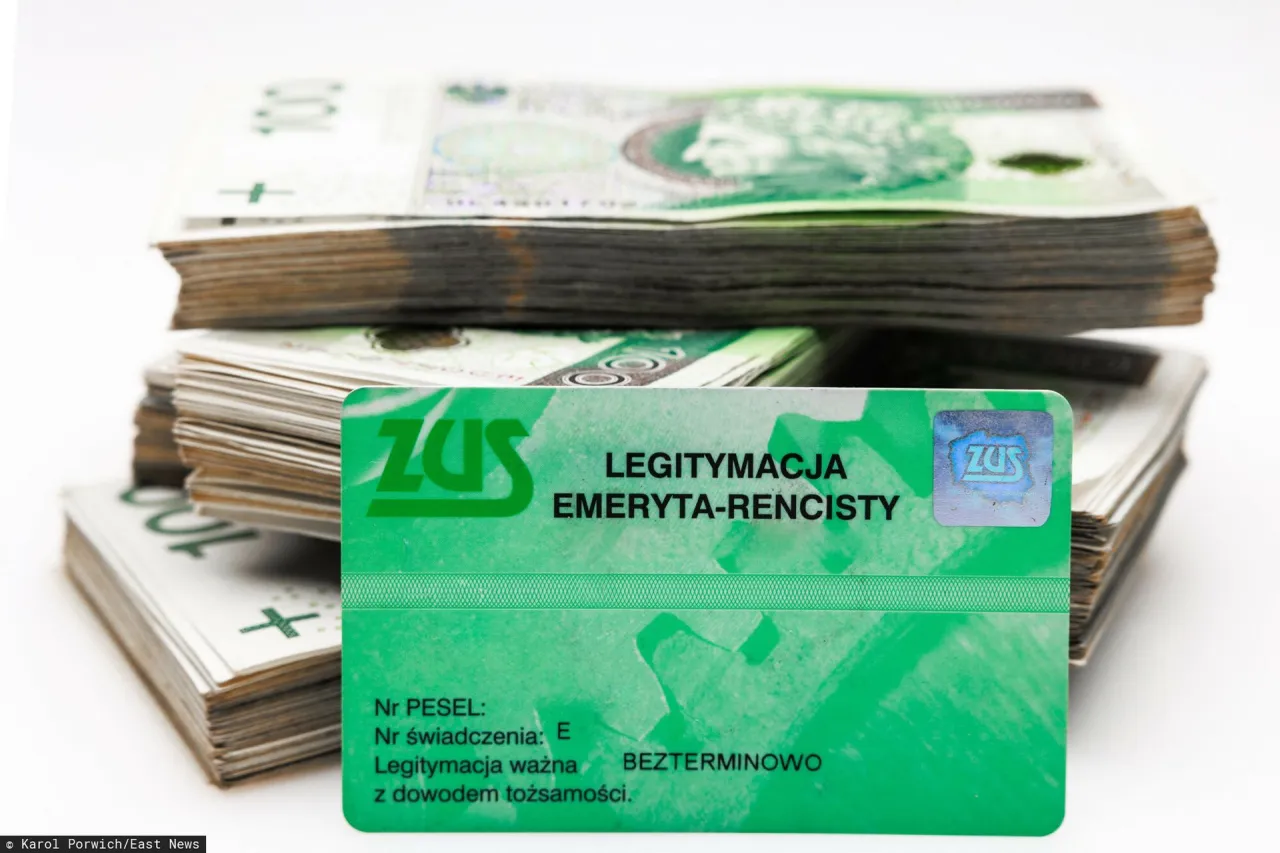 Legitymacja emeryta-rencisty ZUS i stos banknotów. Czy 60 lat to senior? ZUS decyduje.