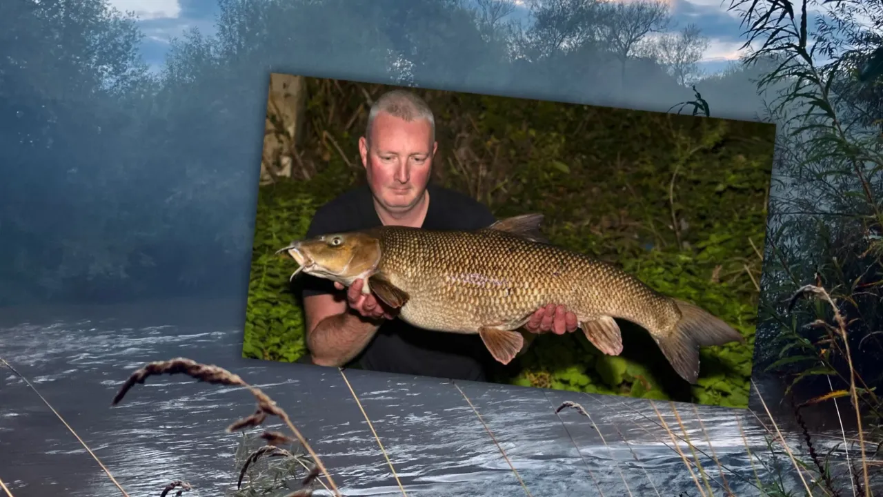 Wędkarz nęcący brzanę