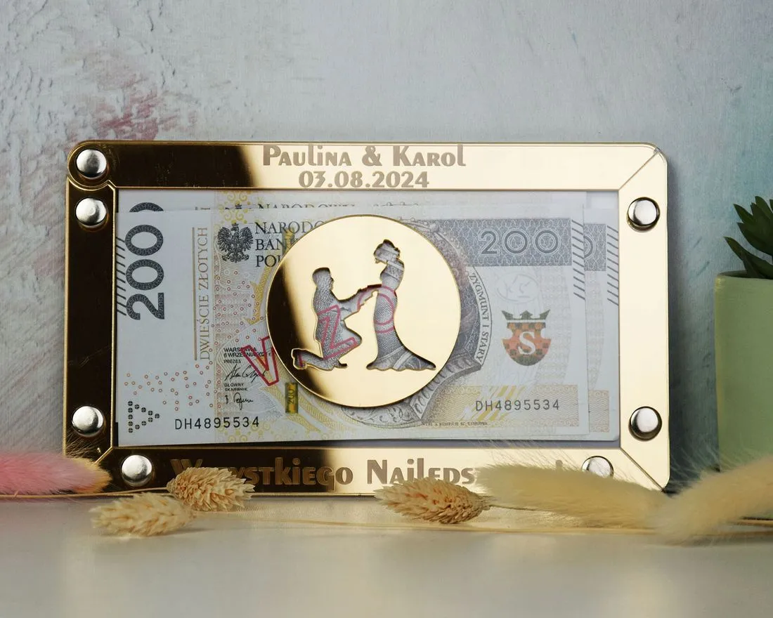 mały prezent i koperta z pieniędzmi