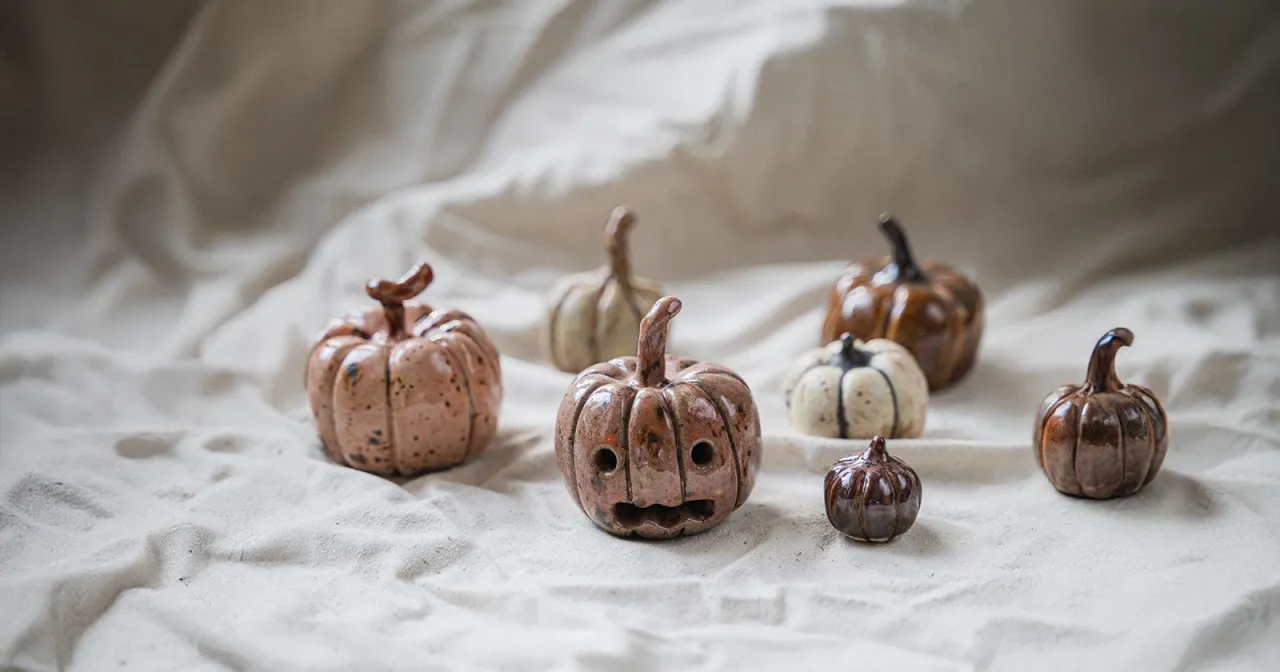 Urocze ceramiczne dynie, idealne do stworzenia własnych ozdób na Halloween.