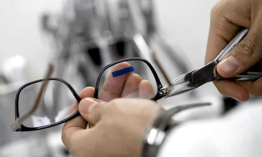 uszkodzone okulary wymagające naprawy optyk, okulary przed i po naprawie