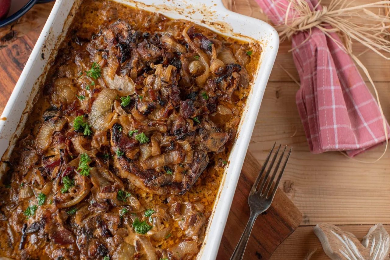 Soczysta pieczona wołowina w plastrach