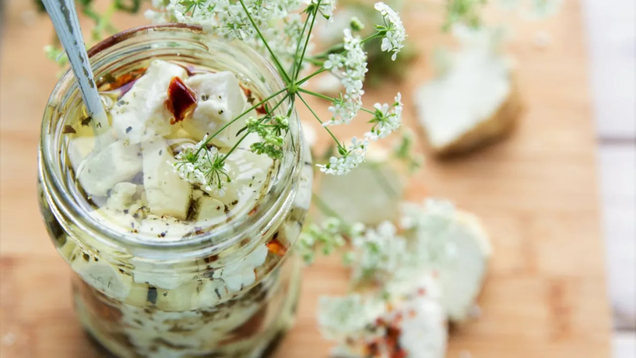 Różne rodzaje serów do sałatek