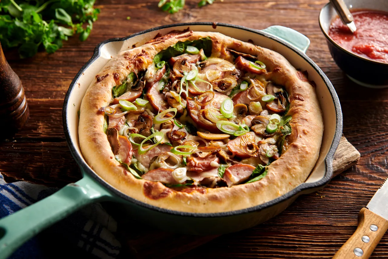 pizza na patelni żeliwnej