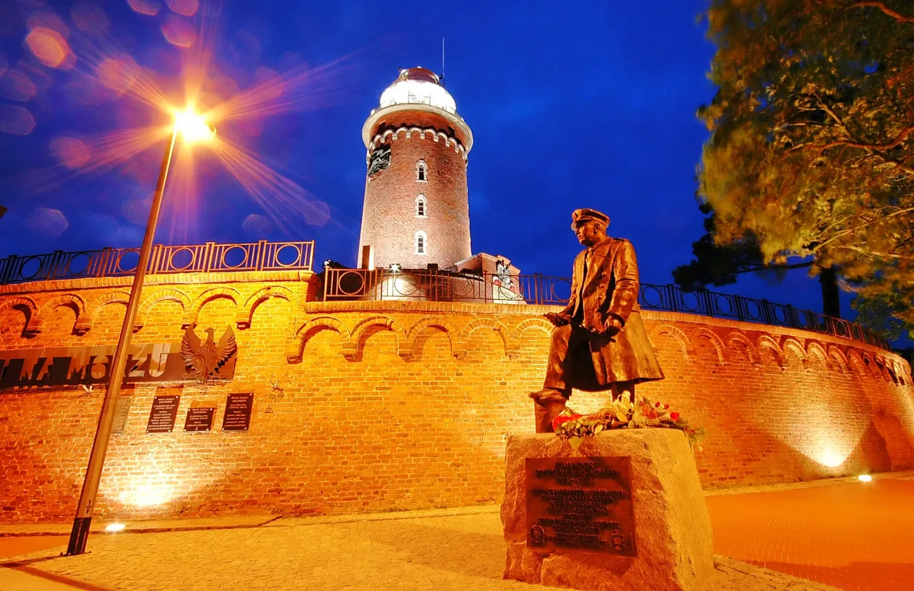 Kołobrzeg latarnia morska molo bazylika ratusz