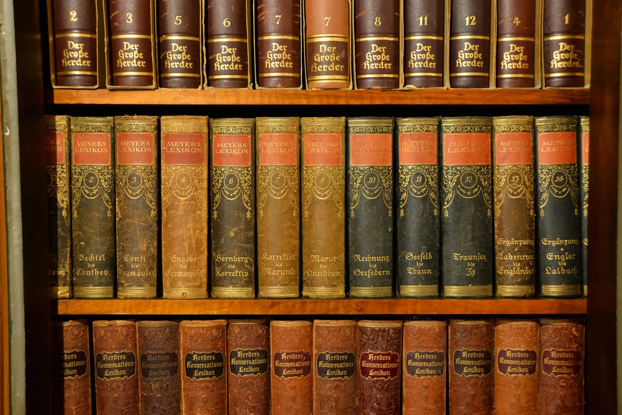 Stare książki w bibliotece, klasyka literatury