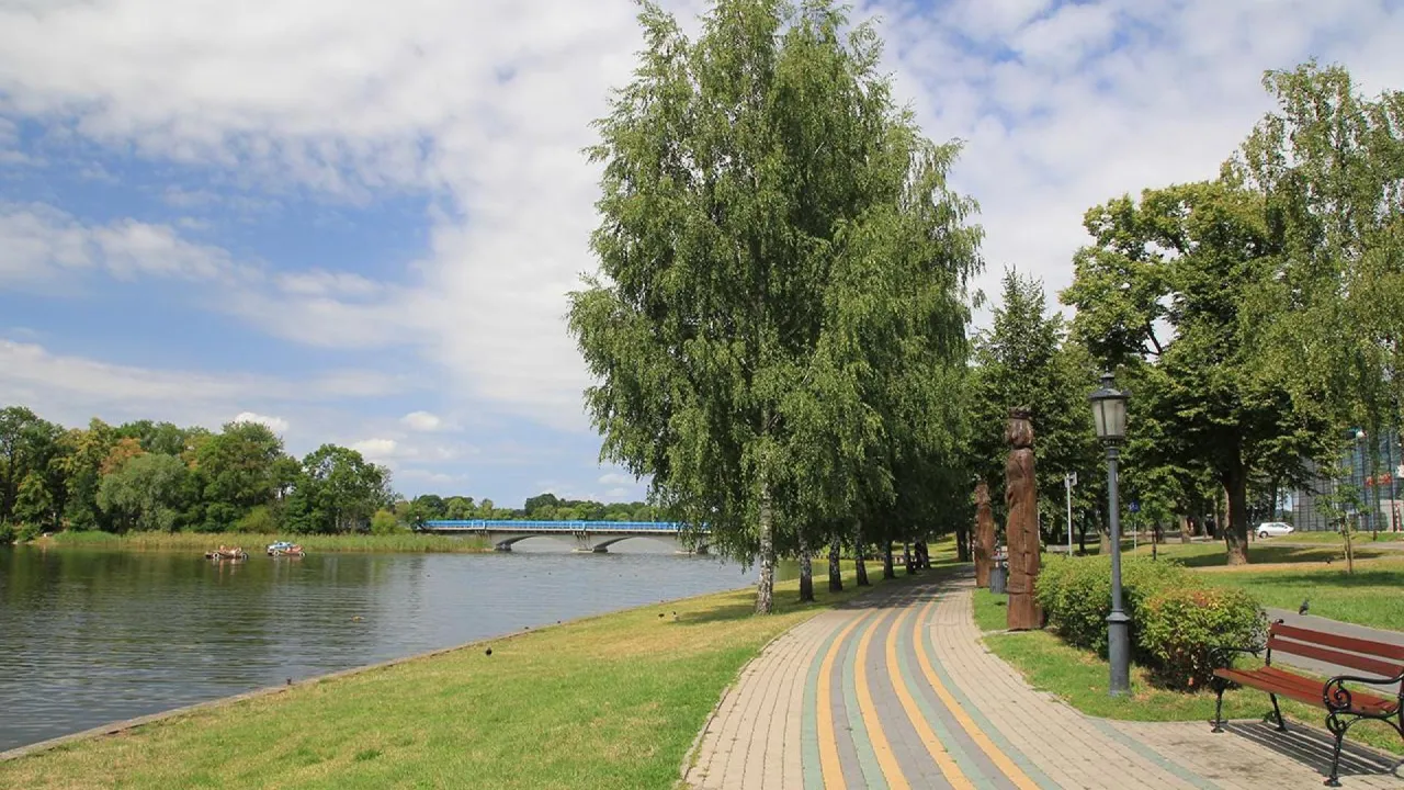 Spacer po Ełku: malownicza promenada nad jeziorem, most i łódki. Idealne miejsce, by zobaczyć, co zwiedzić w Ełku.