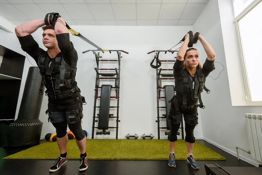 osoba w kombinezonie ems na treningu