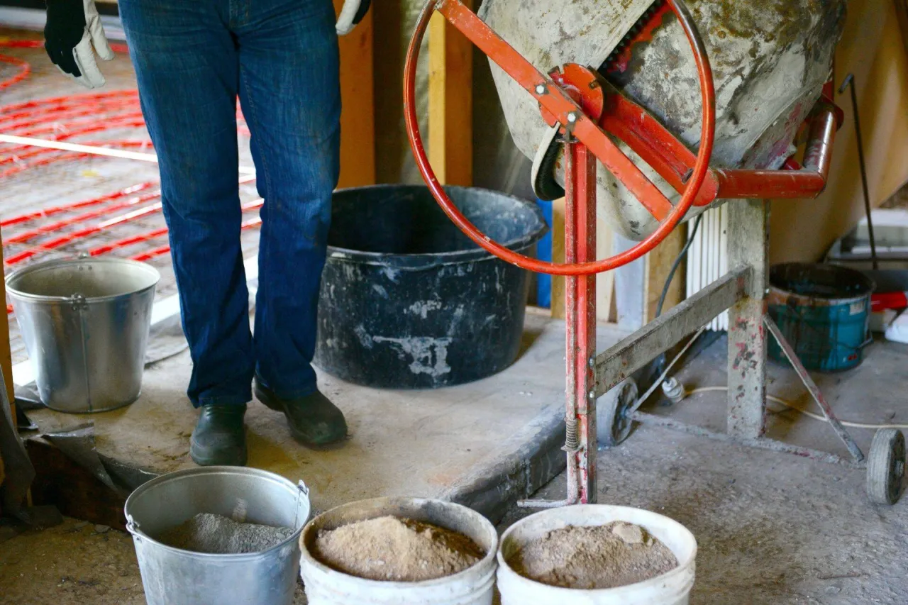 Niezbędne narzędzia i składniki do zaprawy murarskiej