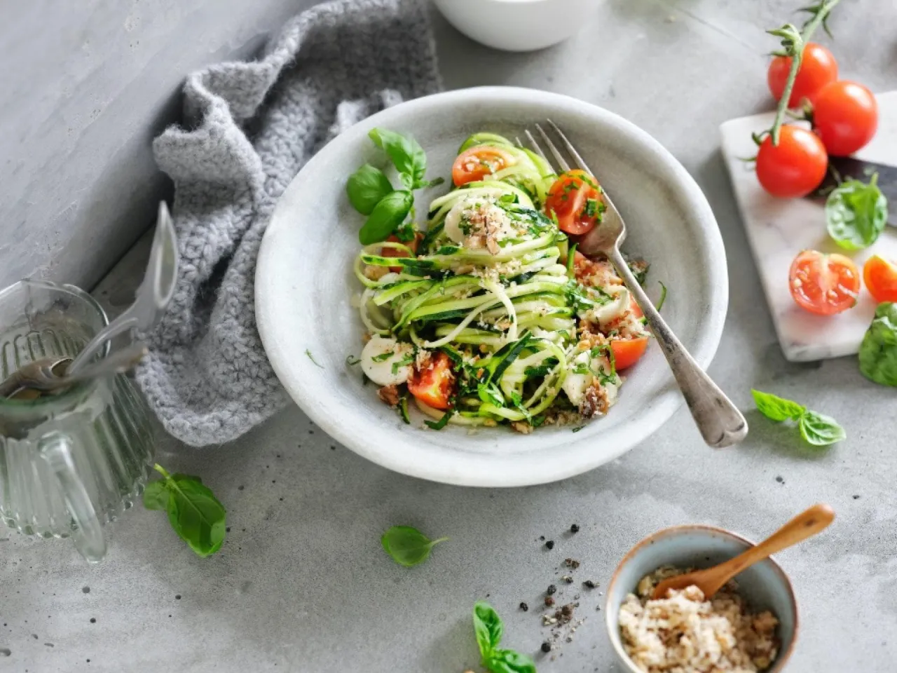 Verschiedene Arten von Low-Carb-Nudeln wie Zoodles, Konjak-Nudeln und Linsennudeln ansprechend angerichtet