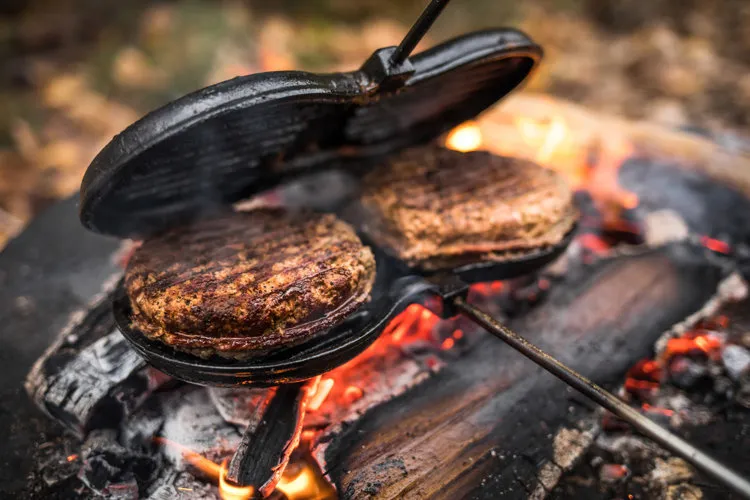 rozgrzana patelnia żeliwna do burger&oacute;w