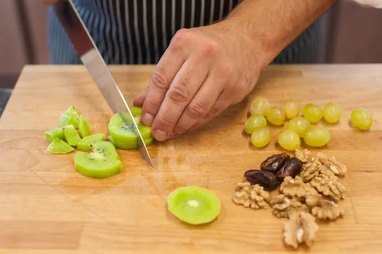 krojenie owoców do sałatki