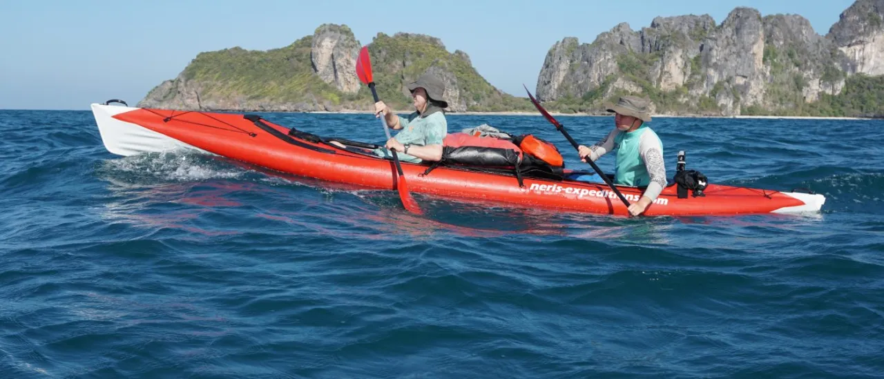 Kajakarz wiosłujący na spokojnej rzece, technika wiosłowania