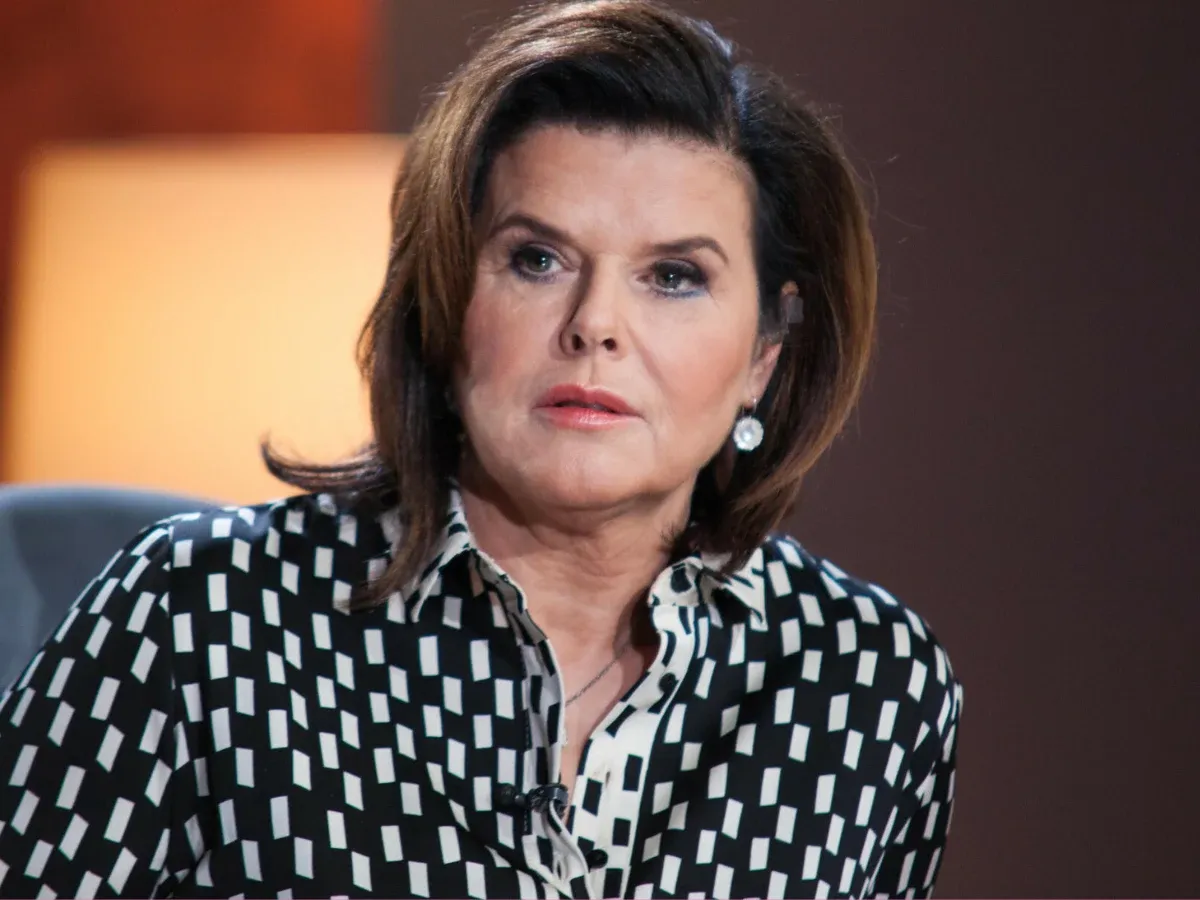 Alicja Resich-Modlińska w czarno-białej bluzce, mówi o swojej chorobie.