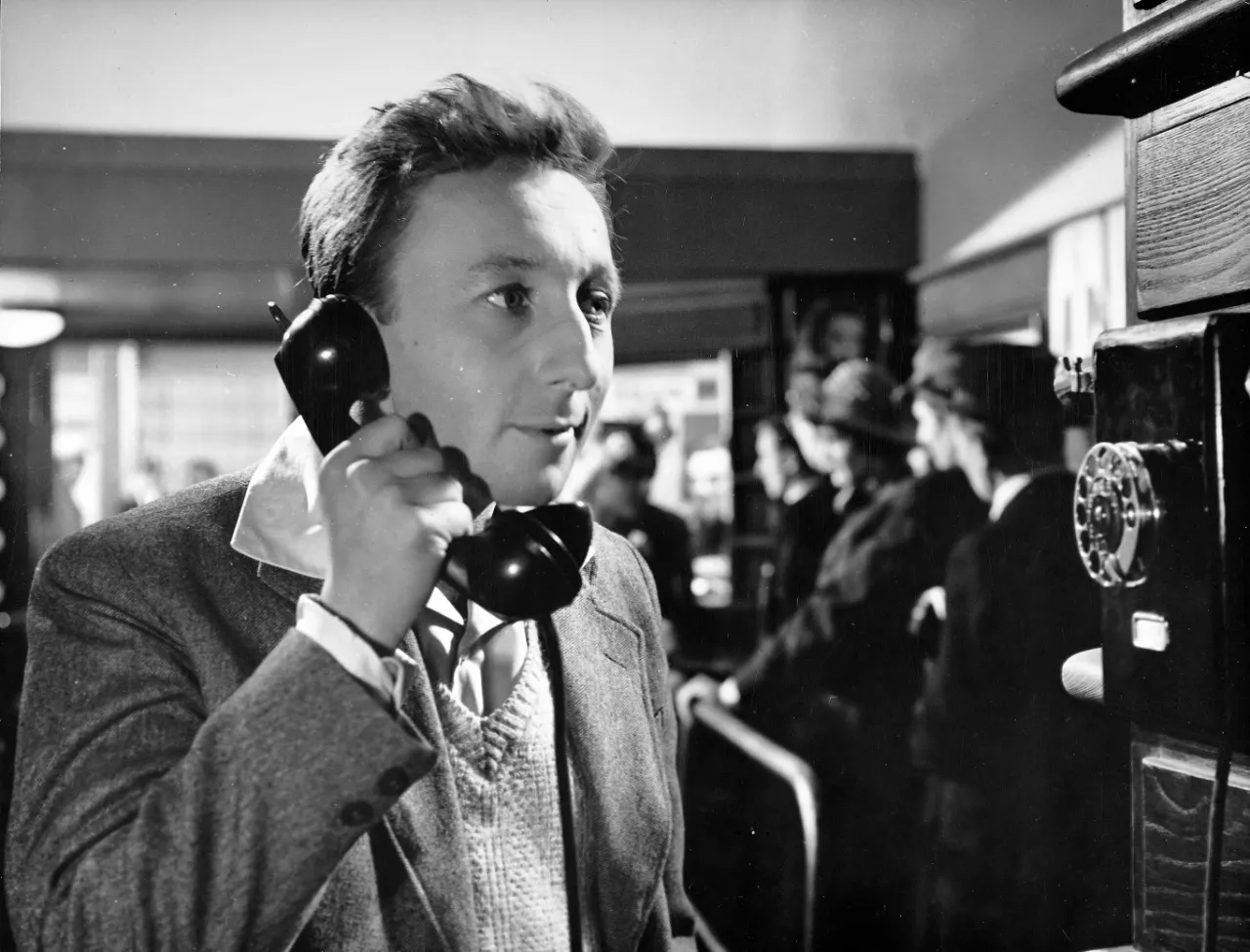 Mężczyzna rozmawia przez telefon, przypominając reżysera 