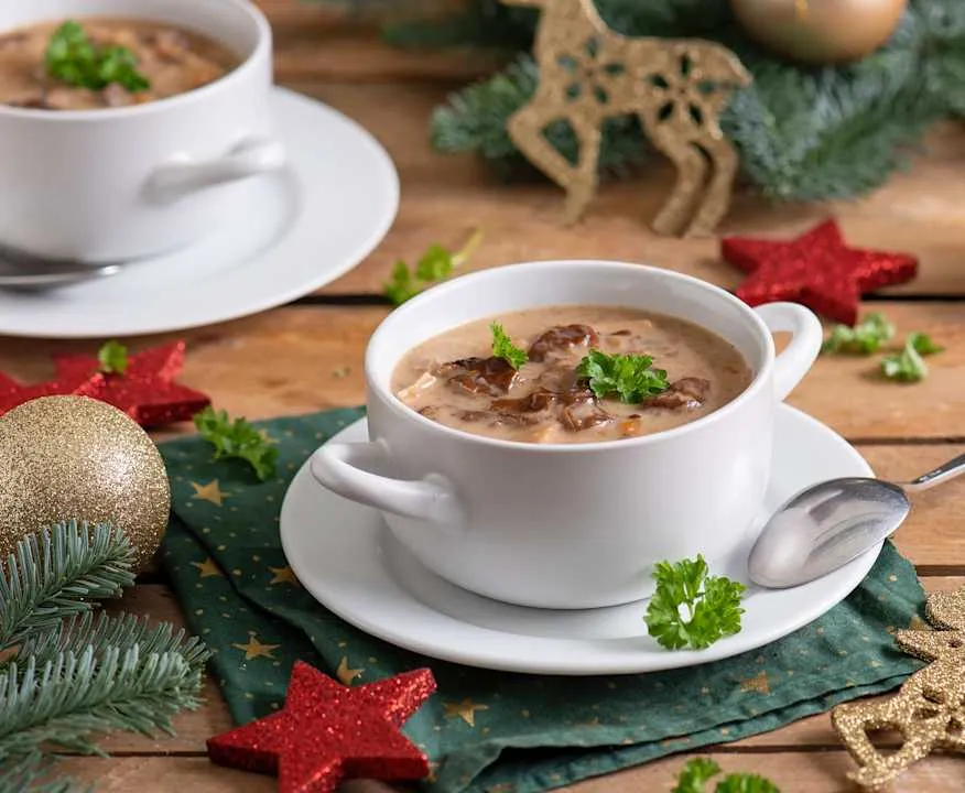 tradycyjna zupa grzybowa wigilijna z łazankami