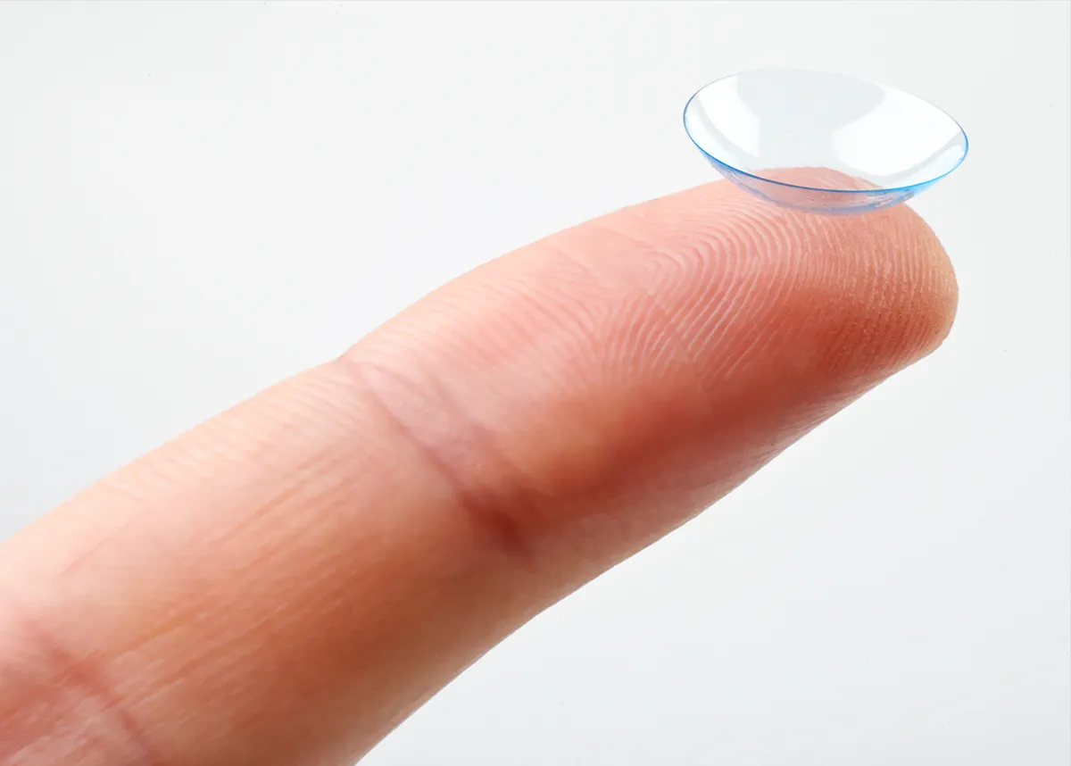 soczewki kontaktowe na dłoni