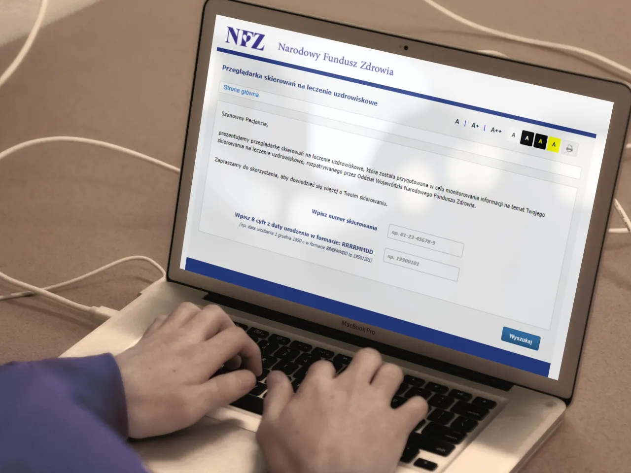 Na ekranie laptopa NFZ widzisz formularz do sprawdzenia, jak sprawdzić która jestem w kolejce do sanatorium. Wpisz numer skierowania i datę urodzenia.