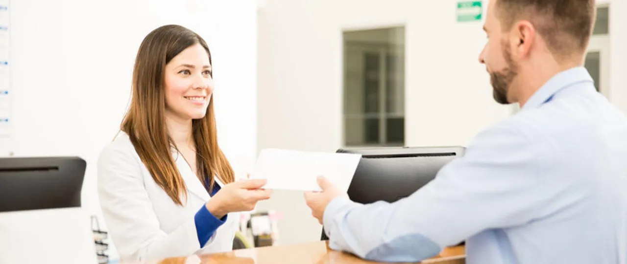 Lekarz specjalista omawiający wyniki badań z pacjentem