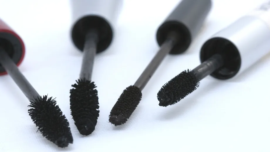 r&oacute;żne szczoteczki do tuszu podkręcające