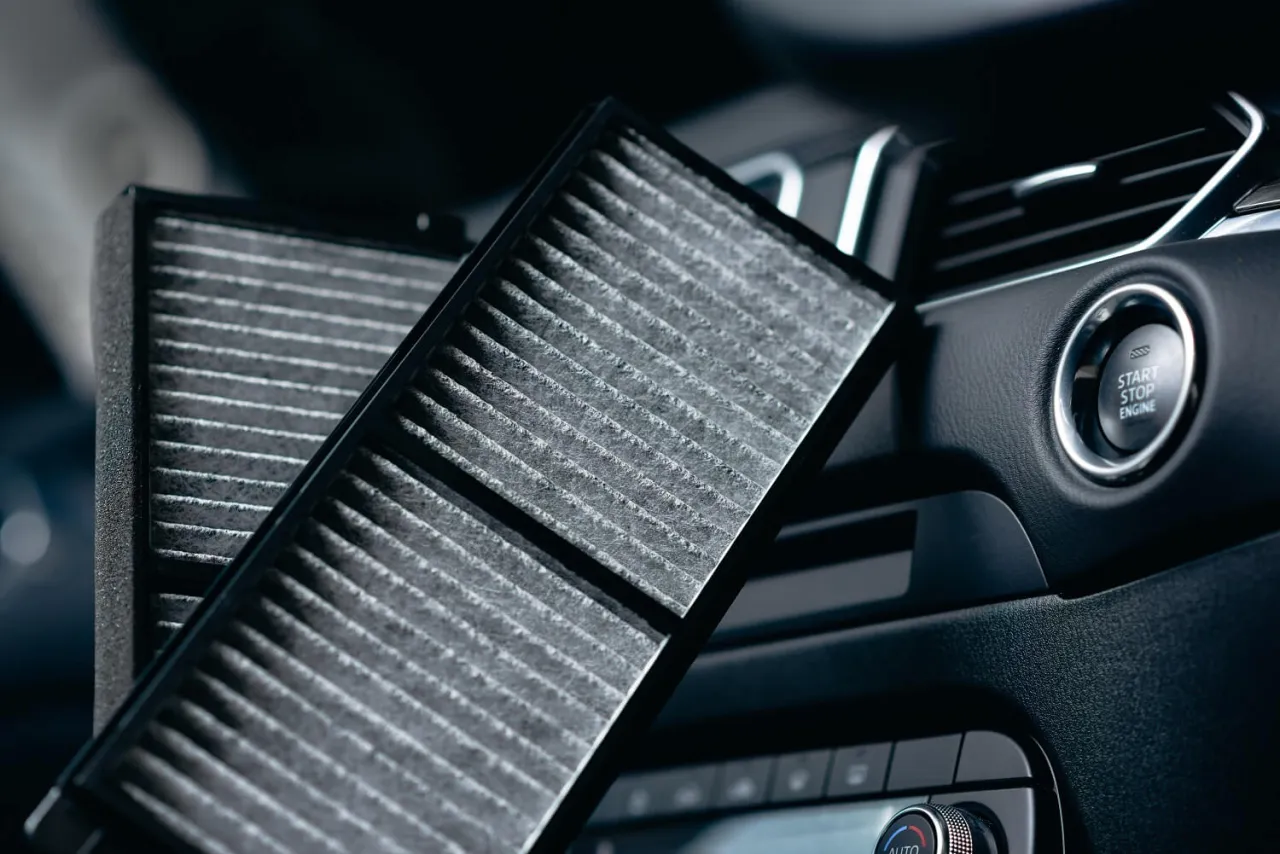 filtr kabinowy z węglem aktywnym vs standardowy