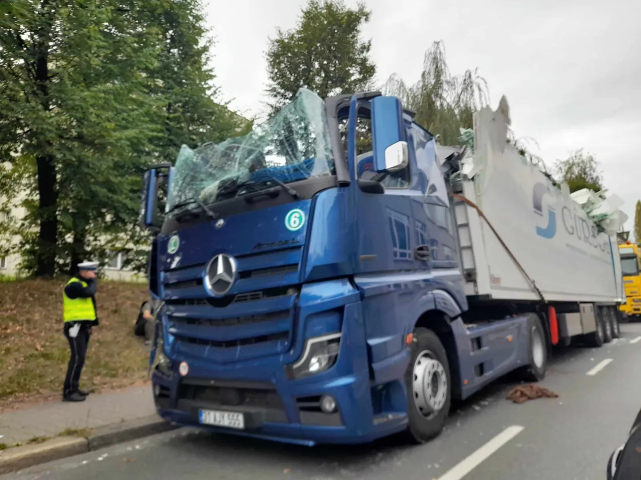 ciężar&oacute;wka pod niskim wiaduktem, nawigacja samochodowa błąd