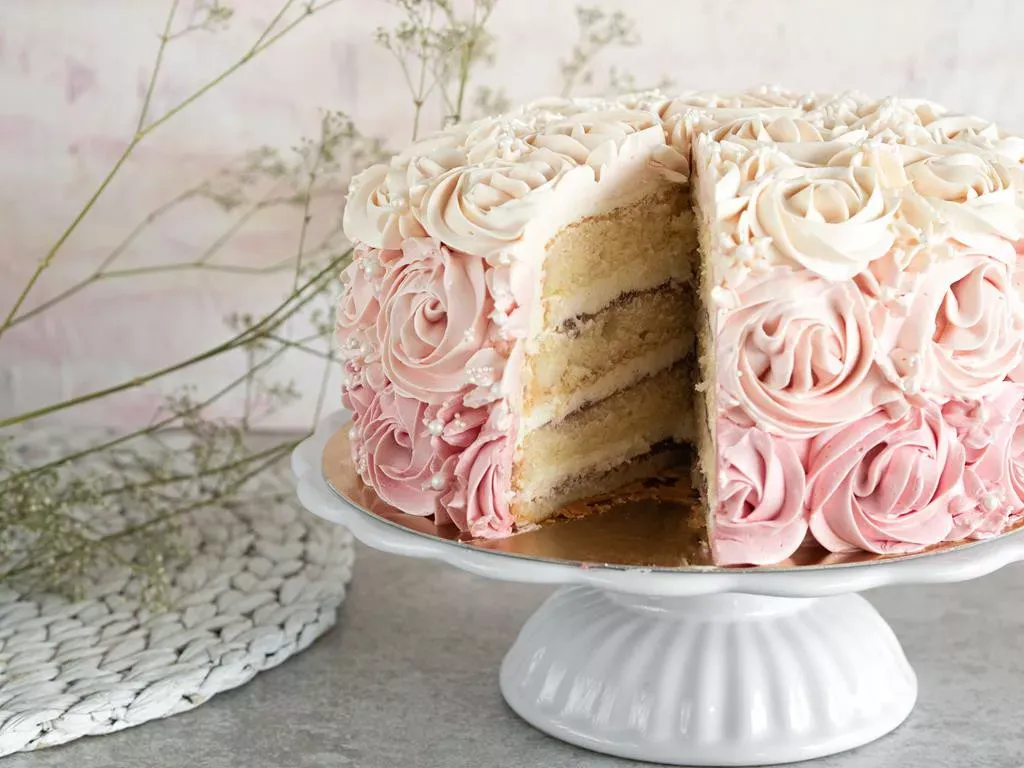 tort udekorowany kremem maślanym rozetki