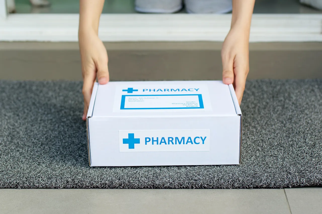 Paczka z lekami, zakaz wysyłki lek&oacute;w