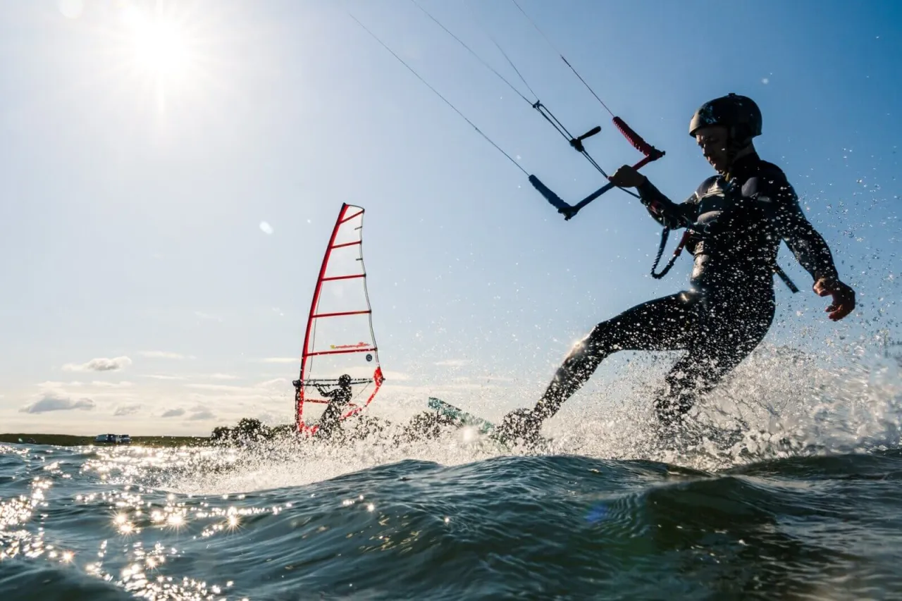 Porównanie windsurfingu i kitesurfingu