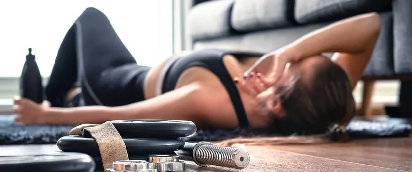 osoba zmęczona po treningu, objawy przetrenowania