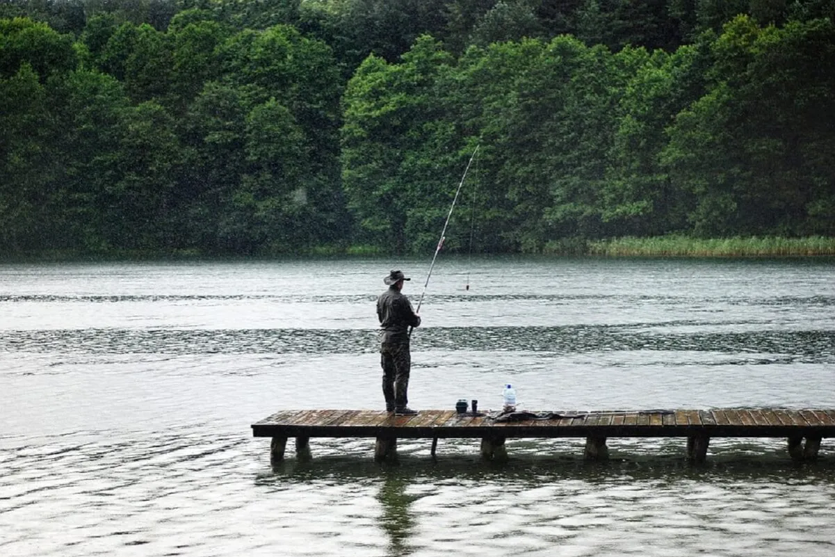 Wędkarz na pomoście Jezioro Białe Sosnowickie