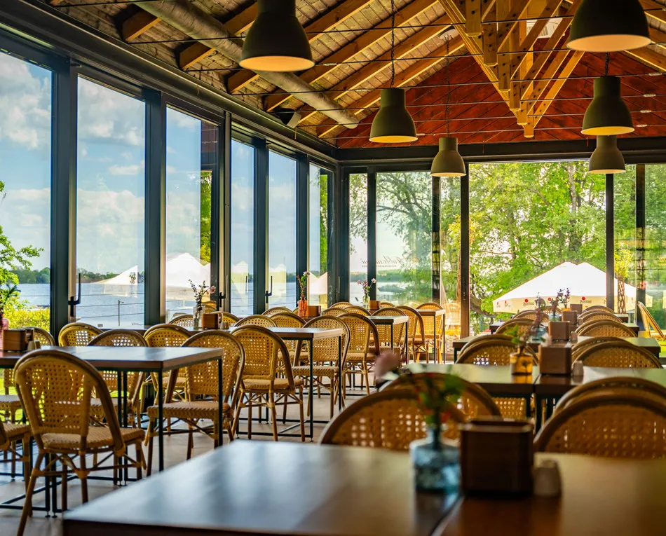 Restauracja z widokiem na jezioro Mikołajskie, taras