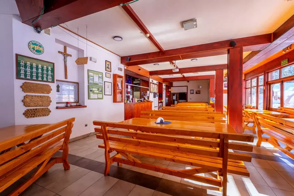 Schronisko PTTK Markowe Szczawiny wnętrze i otoczenie