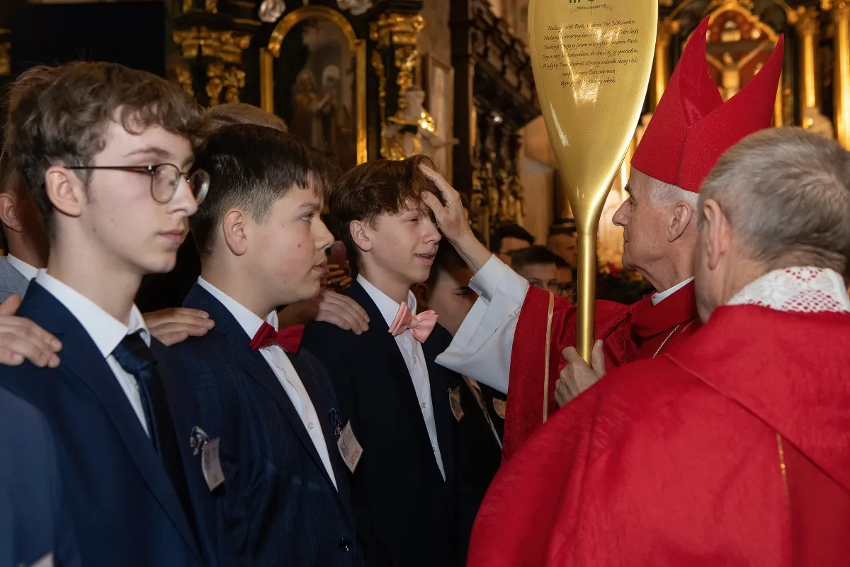 Młodzież na bierzmowaniu