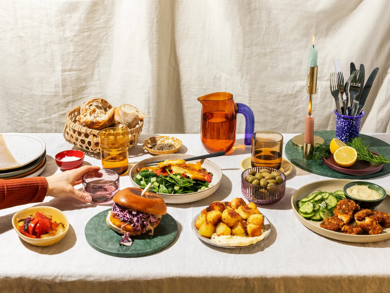 vielfältige vegetarische Hauptgerichte auf einem Tisch angerichtet